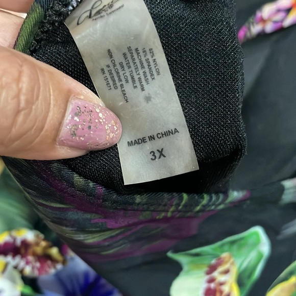 Swim suit flower print. Size 3X - Picture 5 of 5